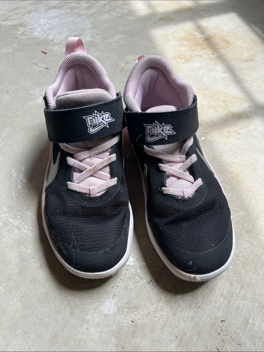 Nike Kids Black and Light Pink Velcro Athletic/Basketball Sneakers
